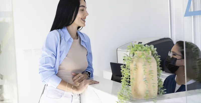 Paciente en la recepción de Meditek