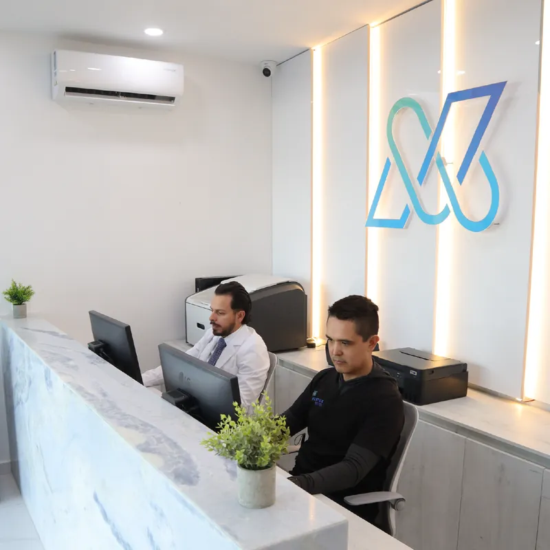 Recepción de Meditek con el equipo de atención