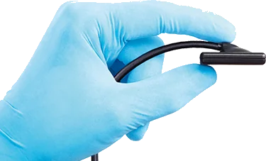 Sensor RVG 6200 sostenido con guante, mostrando la entrada posterior del cable.