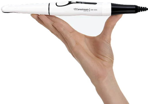 Cámara intraoral CS 1300 de Carestream Dental sobre la palma de una mano.