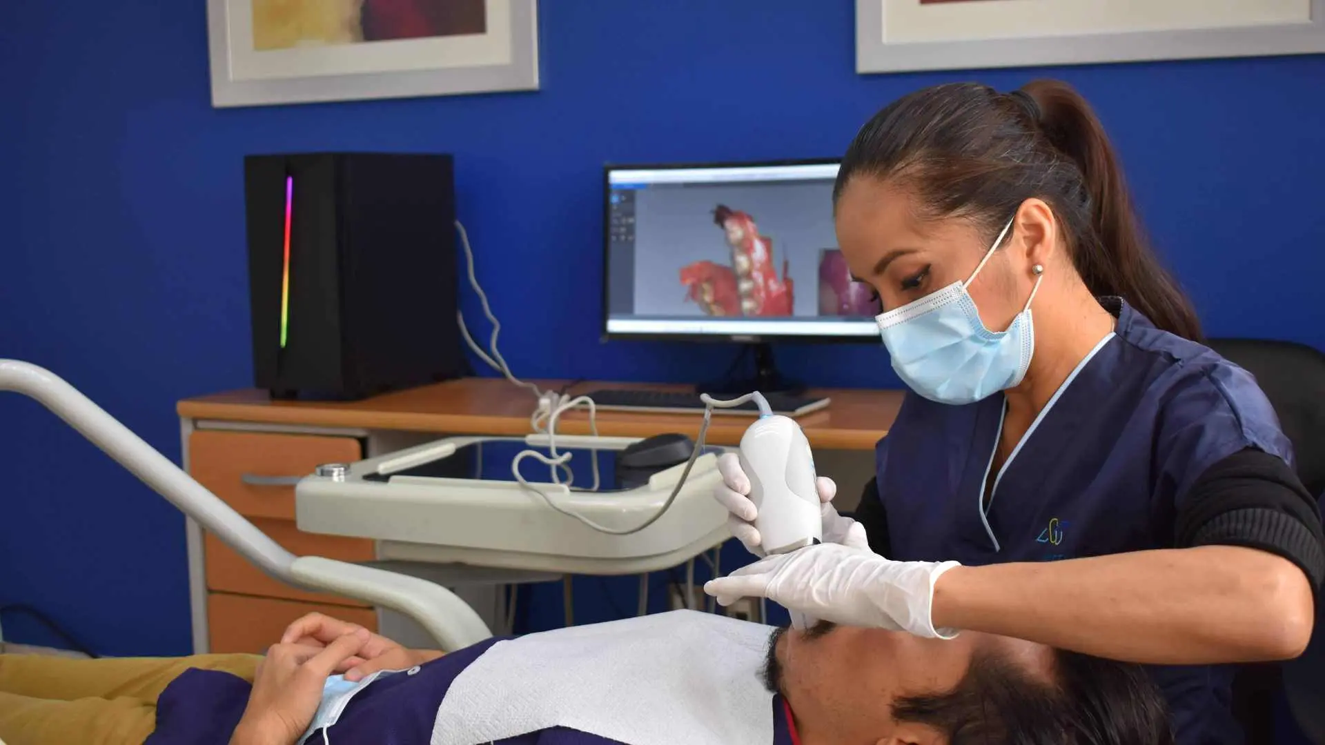 Odontóloga escaneando a un paciente con un escáner intraoral
